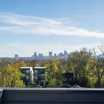 Luxe 4br Retreat With Rooftop Fire Pit & Garage Holiday home