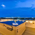 Holiday home Double Rooftop Decks Hot Tub Karaoke *
