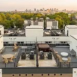 Luxe 4br Retreat With Rooftop Fire Pit & Garage