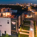 Holiday home Luxe 4br Retreat With Rooftop Fire Pit & Garage *