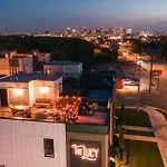 Luxe 4br Retreat With Rooftop Fire Pit & Garage *