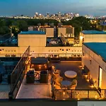 Holiday home Luxe 4br Retreat With Rooftop Fire Pit & Garage