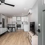 The Nomad: 4 1brs 2 24-guest Retreat Nashville