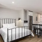 The Nomad: 4 1brs 2 24-guest Retreat * Nashville