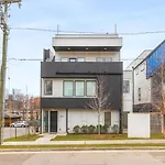 City View Home Only 1 Mile To Downtown With Garage And Rooftop