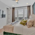 Combined Townhome With 26 Beds - 2 Rooftops!