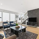 City View Home Only 1 Mile To Downtown With Garage And Rooftop