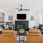 Modern House By Downtown With Garage And Fenced-In Yard