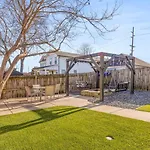 Modern House By Downtown With Garage And Fenced-In Yard