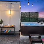Rooftop Hot Tub Views Parking Mins To Bway Holiday home *