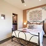Holiday home Sparkly Boots And Pink Floors Great Location Nashville