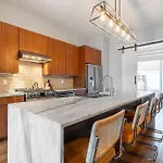 Holiday home Vivid Vocals - Rooftop Views In 12 South *