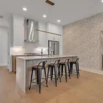 Combined Townhome With 26 Beds - 2 Rooftops! Holiday home *