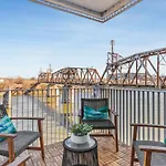Holiday home Riverfront Walk To Downtown With Garage Parking