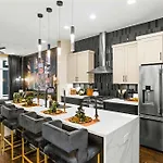 Gated Luxury Broadway Views Rooftops & Karaoke