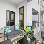 Riverfront Luxury - Walk To Downtown Broadway, Private Patio Holiday home