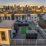 The Skyline Social - Retreat & Private Rooftop Holiday home *