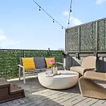 Rooftop Hot Tub Views Parking Mins To Bway Holiday home *