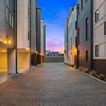 Printer\'S Alley Vibes Rooftop Fire Deck Karaoke