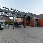 Funky Town - Walkable To Attractions