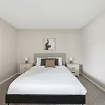 Charming With Fireplace & Dining Area Apartment *