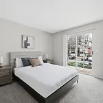 Spacious Living With Fireplace And Balcony * Nashville