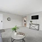 Charming Apartment With Fireplace & Dining Area