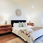 Stylish Brand-New Townhome Near Hotspots