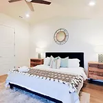 Stylish Brand-New Townhome Near Hotspots