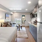 Landing Chic Studio In Downtown Hermitage