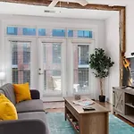 The Nook - Barn Doors & Broadway Dreams Apartment *