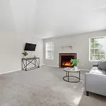 Spacious Living With Fireplace And Balcony Apartment *