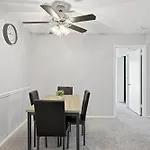 Apartment Charming With Fireplace & Dining Area