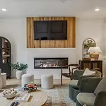 Apartment Modern Multi-level Retreat With Rooftop Hot Tub