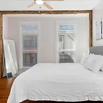 The Nook - Barn Doors & Broadway Dreams Apartment