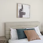 Spacious Living With Fireplace And Balcony Apartment Nashville