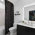 Upscale Riverview With Garage Walk To Downtown