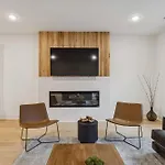 New Modern Escape With Rooftop Hot Tub Apartment *