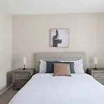 Spacious Living With Fireplace And Balcony * Nashville