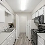 Charming With Fireplace & Dining Area Apartment *