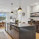 3br Townhome Rooftop Views Hot Tub & Fireplace Apartment *