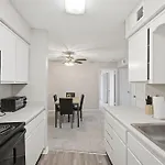Charming With Fireplace & Dining Area Apartment *