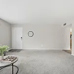Apartment Spacious Living With Fireplace And Balcony Nashville