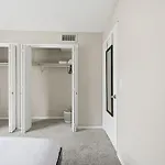 Apartment Spacious Living With Fireplace And Balcony *