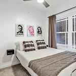 Apartment Huge Private Patio With Games & Skyline Views