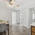 Spacious Living With Fireplace And Balcony * Nashville