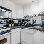 Walk To Broadway - Free Gated Parking - Cozy Condo