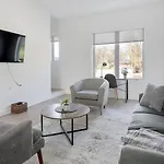 Landing Stunning 1bd Game Gym Apartment