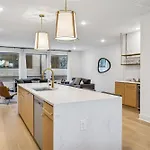 New Modern Escape With Rooftop Hot Tub Apartment *