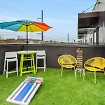 Apartment Huge Private Patio With Games & Skyline Views *